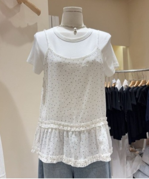 Vini(ヴィニ)の「ドットフリルキャミソールトップス(Tシャツ/カットソー・レディース・ホワイト・MEDIUM)」の2枚目の写真