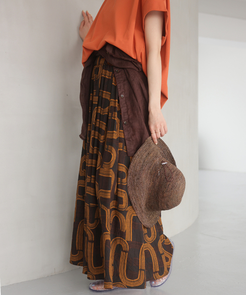 JOURNAL STANDARD relume（ジャーナルスタンダード　レリューム）の「モダンアフリカンプリントギャザースカート（スカート・レディース・ブラック/ブラウン・FREE）」の2枚目の写真