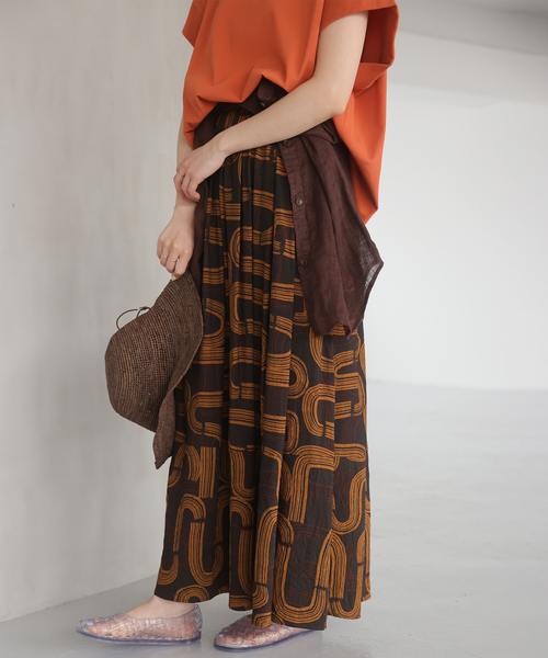 JOURNAL STANDARD relume（ジャーナルスタンダード　レリューム）の「モダンアフリカンプリントギャザースカート（スカート・レディース・ブラック/ブラウン・FREE）」の3枚目の写真