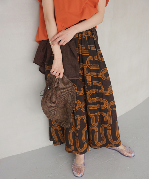 JOURNAL STANDARD relume（ジャーナルスタンダード　レリューム）の「モダンアフリカンプリントギャザースカート（スカート・レディース・ブラック/ブラウン・FREE）」の4枚目の写真