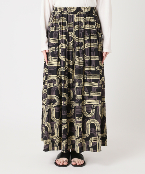 JOURNAL STANDARD relume（ジャーナルスタンダード　レリューム）の「モダンアフリカンプリントギャザースカート（スカート・レディース・ブラック/ブラウン・FREE）」の5枚目の写真