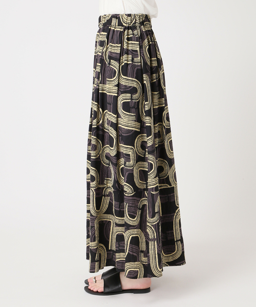 JOURNAL STANDARD relume（ジャーナルスタンダード　レリューム）の「モダンアフリカンプリントギャザースカート（スカート・レディース・ブラック/ブラウン・FREE）」の6枚目の写真