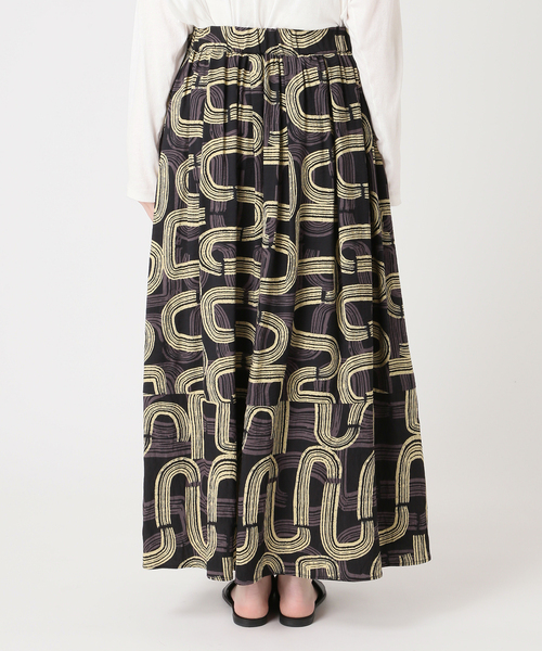 JOURNAL STANDARD relume（ジャーナルスタンダード　レリューム）の「モダンアフリカンプリントギャザースカート（スカート・レディース・ブラック/ブラウン・FREE）」の7枚目の写真
