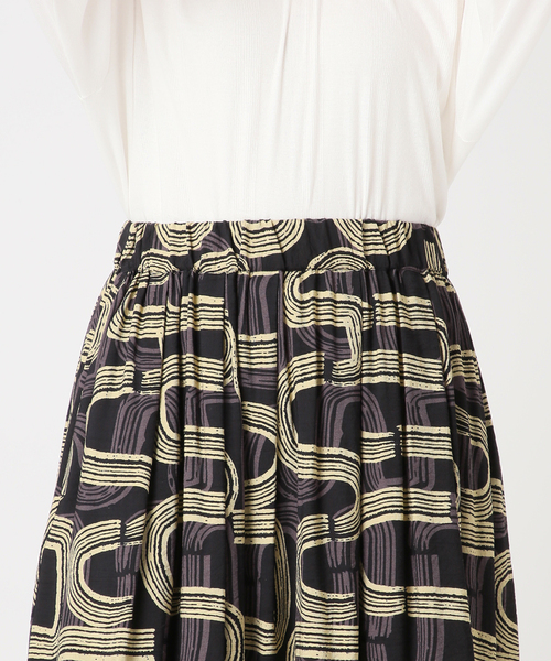 JOURNAL STANDARD relume（ジャーナルスタンダード　レリューム）の「モダンアフリカンプリントギャザースカート（スカート・レディース・ブラック/ブラウン・FREE）」の9枚目の写真