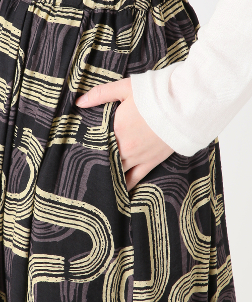 JOURNAL STANDARD relume（ジャーナルスタンダード　レリューム）の「モダンアフリカンプリントギャザースカート（スカート・レディース・ブラック/ブラウン・FREE）」の11枚目の写真