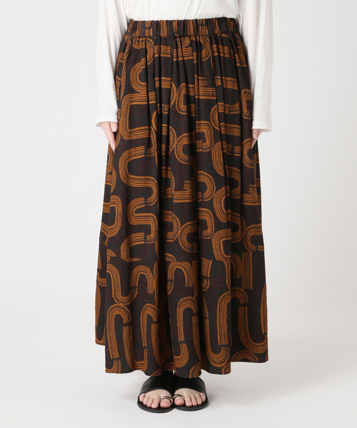 JOURNAL STANDARD relume（ジャーナルスタンダード　レリューム）の「モダンアフリカンプリントギャザースカート（スカート・レディース・ブラック/ブラウン・FREE）」の16枚目の写真
