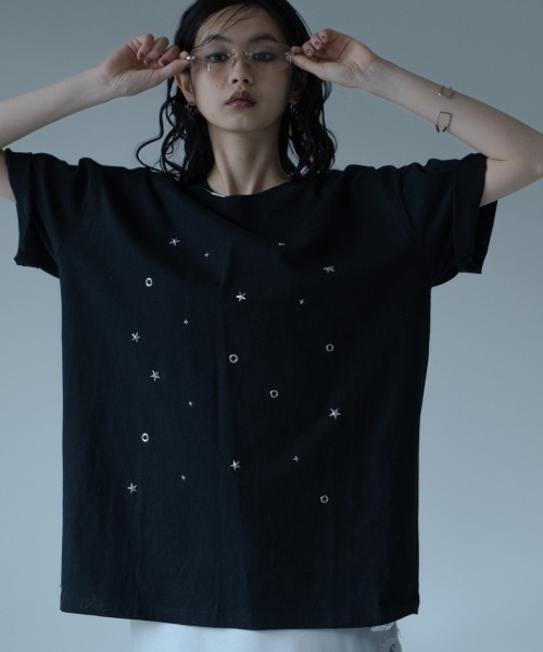 VACANCY(ヴァカンシー)の「スタッズオーバーTシャツ/ユニセックス(Tシャツ/カットソー・レディース・ホワイト/ブラック・FREE)」の1枚目の写真