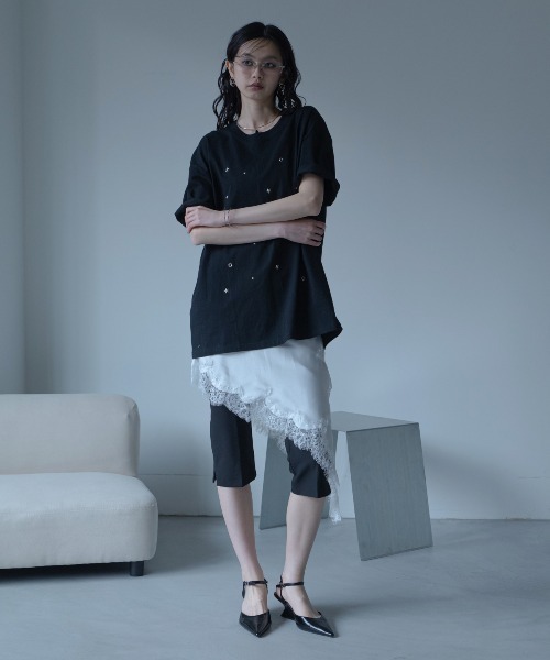 VACANCY(ヴァカンシー)の「スタッズオーバーTシャツ/ユニセックス(Tシャツ/カットソー・レディース・ホワイト/ブラック・FREE)」の3枚目の写真