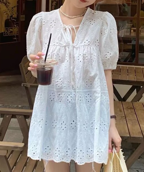 GLAMOROUS JANE（グラマラスジェーン）の「コットンレースⅤネックチュニックトップス（シャツ/ブラウス・レディース・ホワイト・M）」の4枚目の写真