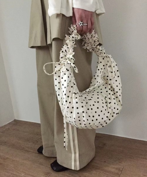 MASHIRO（マシロ）の「【MASHIRO】ドット柄ギャザー3WAYショルダーバッグ コード(MA/EKW155)（ショルダーバッグ・レディース・ホワイト/ブラック・FREE）」の4枚目の写真
