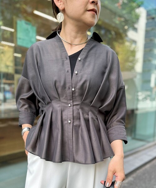 NOLLEY’S(ノーリーズ)の「《接触冷感》ウォッシャブルシアースキッパータック半袖ブラウス(シャツ/ブラウス・レディース・チャコールグレー/ベージュ/サックスブルー・38)」の2枚目の写真