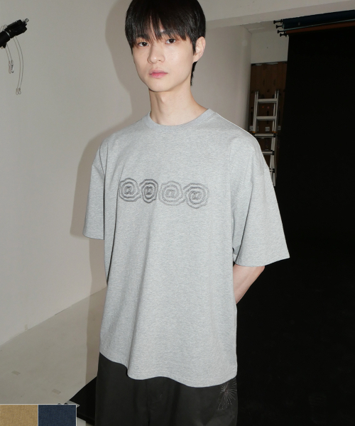 INTEMPOMOOD(インテンポムード)の「スクロールメイズTシャツ : 3カラー(Tシャツ/カットソー・メンズ・グレー/ネイビー/タン・MEDIUM/LARGE)」の5枚目の写真