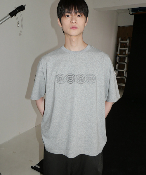 INTEMPOMOOD(インテンポムード)の「スクロールメイズTシャツ : 3カラー(Tシャツ/カットソー・メンズ・グレー/ネイビー/タン・MEDIUM/LARGE)」の9枚目の写真