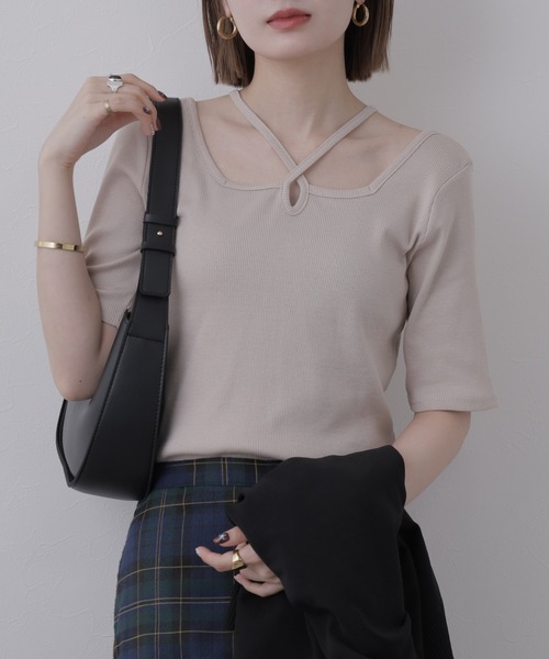 atONE(アットワン)の「クロスネックハーフスリーブカットソー 半袖(Tシャツ/カットソー・レディース・オフホワイト/サックスブルー/ブラック/ベビーピンク/ベージュ/杢グレー・LL/M/L)」の1枚目の写真