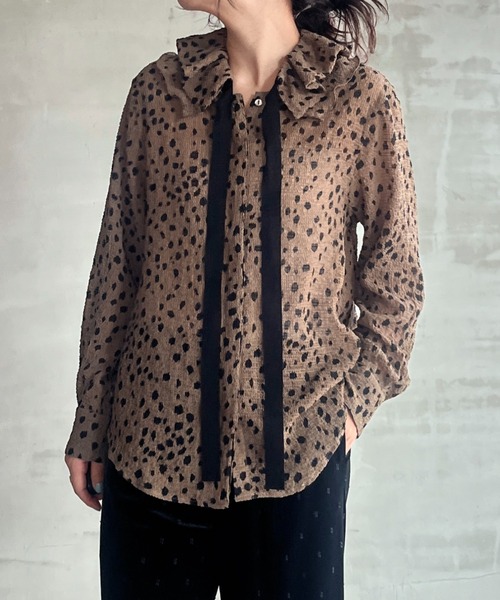 HELIOPOLE（エリオポール）の「DOT PRINT FRILL COLLAR  BLOUSE / ドット プリント フリル カラー ブラウス（シャツ/ブラウス・レディース・オリーブ/ブラック・38）」の2枚目の写真