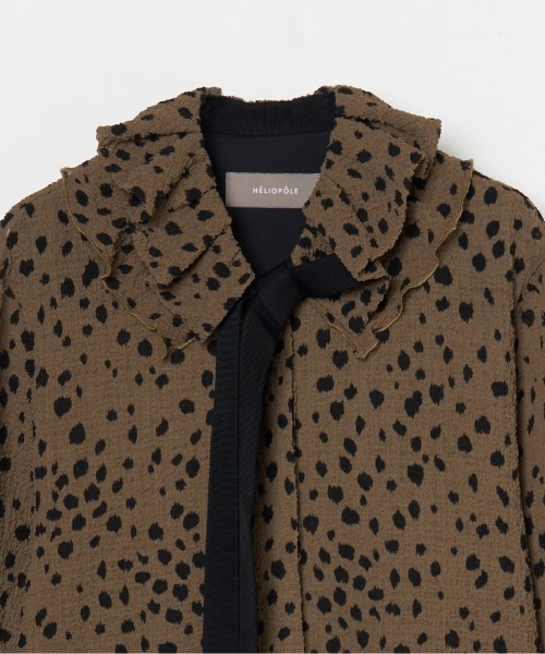 HELIOPOLE（エリオポール）の「DOT PRINT FRILL COLLAR  BLOUSE / ドット プリント フリル カラー ブラウス（シャツ/ブラウス・レディース・オリーブ/ブラック・38）」の6枚目の写真