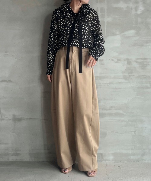 HELIOPOLE（エリオポール）の「DOT PRINT FRILL COLLAR  BLOUSE / ドット プリント フリル カラー ブラウス（シャツ/ブラウス・レディース・オリーブ/ブラック・38）」の21枚目の写真