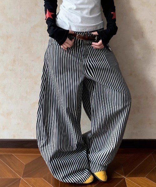 SHERU(シェル)の「細縦ストライプ 立体切り替え超ワイドバギーパンツ ユニセックス古着調ストリートボトムス(デニムパンツ・メンズ・ブラック・L/M/S)」の3枚目の写真