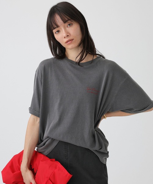 jj mercer(ジェイジェイマーサー)の「【J.J. Mercer】ロールアップロゴT(Tシャツ/カットソー・レディース・チャコール/ライトグレー・フリー)」の2枚目の写真