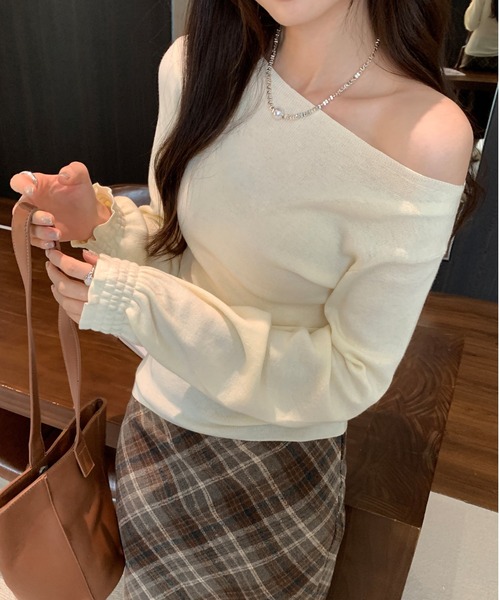 LUCPY(ラクピー)の「オフショルダーニットプルオーバー(その他トップス・レディース・グレー/ホワイト/ブラック・LARGE/MEDIUM/SMALL)」の6枚目の写真
