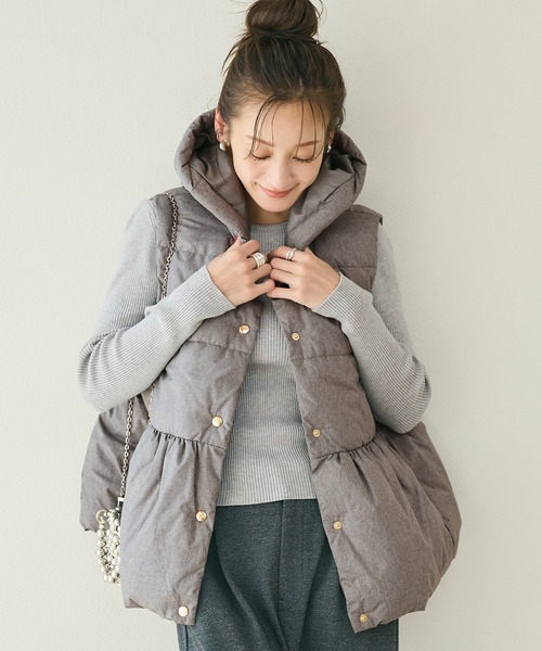 coca(coca)(コカ)の「金ボタンペプラム中綿ベスト(ベスト・レディース・チャコール/グレー・L/S/M)」の2枚目の写真