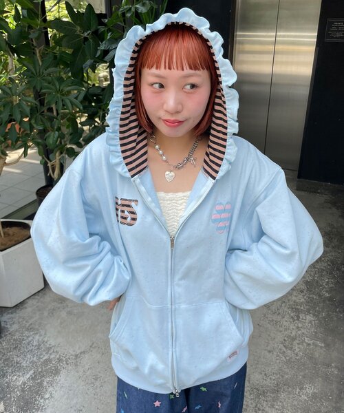 HELLO.SANFRANCISCO(ハローサンフランシスコ)の「【HELLO.SANFRANCISCO/ハローサンフランシスコ】ボーダーワッペンフリルジップネップフーディ(パーカー・レディース・アイボリー/ブルー/ピンク・ONE SIZE)」の1枚目の写真