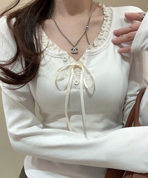 Beststore(ベストストア)の「大人可愛い♪ フリル襟 リボン付き 長袖 Tシャツ カットソー 全3色(Tシャツ/カットソー・レディース・オフホワイト/ブラック/ネイビー・FREE)」の2枚目の写真