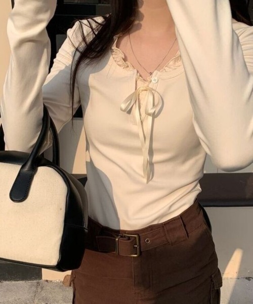Beststore(ベストストア)の「大人可愛い♪ フリル襟 リボン付き 長袖 Tシャツ カットソー 全3色(Tシャツ/カットソー・レディース・オフホワイト/ブラック/ネイビー・FREE)」の7枚目の写真