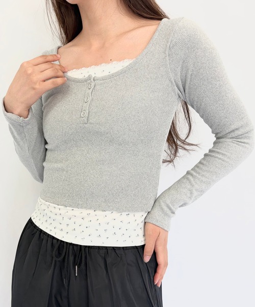 Alite cloth(アリーテクロス)の「カップ付き花柄レイヤードトップス(Tシャツ/カットソー・レディース・アイボリー/グレー/ホワイト/ブラック・F)」の4枚目の写真