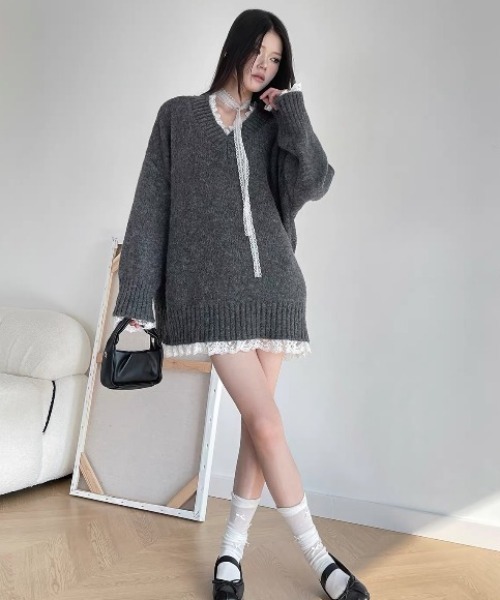 SHERU（シェル）の「裾レースデザインルーズVネックニット フェイクレイヤード（ニット/セーター・レディース・ホワイト/グレー・M）」の8枚目の写真