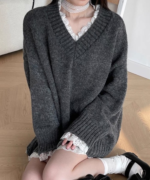 SHERU（シェル）の「裾レースデザインルーズVネックニット フェイクレイヤード（ニット/セーター・レディース・ホワイト/グレー・M）」の3枚目の写真