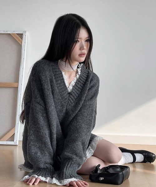 SHERU（シェル）の「裾レースデザインルーズVネックニット フェイクレイヤード（ニット/セーター・レディース・ホワイト/グレー・M）」の9枚目の写真