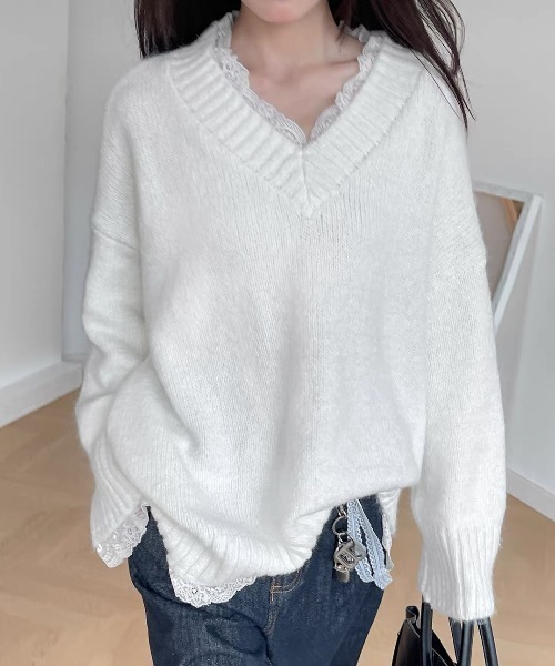 SHERU（シェル）の「裾レースデザインルーズVネックニット フェイクレイヤード（ニット/セーター・レディース・ホワイト/グレー・M）」の7枚目の写真