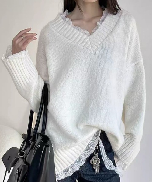 SHERU（シェル）の「裾レースデザインルーズVネックニット フェイクレイヤード（ニット/セーター・レディース・ホワイト/グレー・M）」の4枚目の写真
