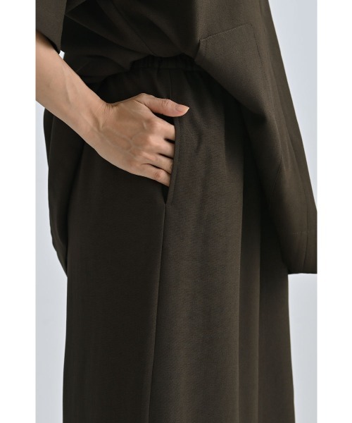 marjour（マージュール）の「EFFORTLESS AIRY I-LINE SKIRT（スカート・レディース・ブラウン/ブラック・M/L）」の9枚目の写真