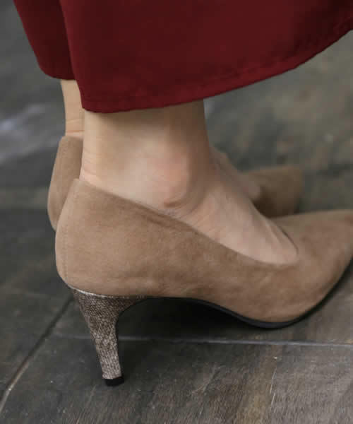 SESTO（セスト）の「7cmヒール美脚ポインテッドトゥパンプス（パンプス・レディース・ブラック/ベージュ系その他/ボルドー/レオパード/ブラック系その他/チャコールグレー/パイソン/ブルー系その他/ブルー/グレイッシュベージュ/ピンク系その他/ライトグレー/ベージュ系その他2/ブラック系その他2/グレー系その他/マルチ/イエロー/ブラック系その他3・24.0cm/22.5cm/23.5cm/23.0cm/22.0cm/25.0cm/24.5cm）」の10枚目の写真