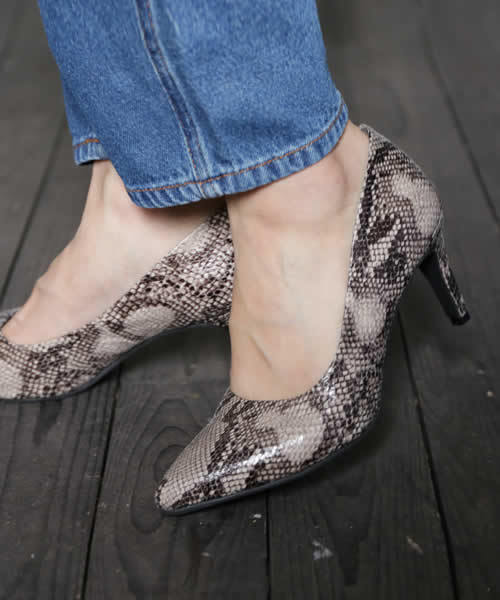 SESTO（セスト）の「7cmヒール美脚ポインテッドトゥパンプス（パンプス・レディース・ブラック/ベージュ系その他/ボルドー/レオパード/ブラック系その他/チャコールグレー/パイソン/ブルー系その他/ブルー/グレイッシュベージュ/ピンク系その他/ライトグレー/ベージュ系その他2/ブラック系その他2/グレー系その他/マルチ/イエロー/ブラック系その他3・24.0cm/22.5cm/23.5cm/23.0cm/22.0cm/25.0cm/24.5cm）」の18枚目の写真