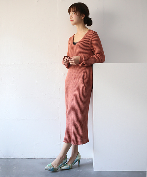 SESTO（セスト）の「7cmヒール美脚ポインテッドトゥパンプス（パンプス・レディース・ブラック/ベージュ系その他/ボルドー/レオパード/ブラック系その他/チャコールグレー/パイソン/ブルー系その他/ブルー/グレイッシュベージュ/ピンク系その他/ライトグレー/ベージュ系その他2/ブラック系その他2/グレー系その他/マルチ/イエロー/ブラック系その他3・24.0cm/22.5cm/23.5cm/23.0cm/22.0cm/25.0cm/24.5cm）」の17枚目の写真