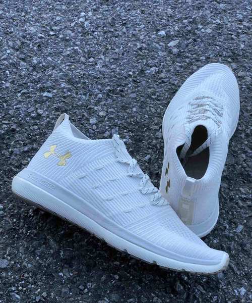 UNDER ARMOUR（アンダーアーマー）の「メンズ ランニングシューズ / スリングフレックスライズ Dフィット（スニーカー・メンズ・アイボリー/グレー/レッド/ブラック・29/25/26.5/28/27/26/28.5/30/25.5/27.5）」の2枚目の写真