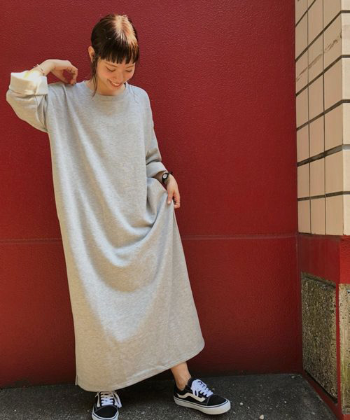 tiptop(ティップトップ)の「裏毛スリットロングワンピース(ワンピース・レディース・ブラック/ダークグリーン/エンジ/グレー/ベージュ/カーキ/ダークグレー・FREE)」の3枚目の写真