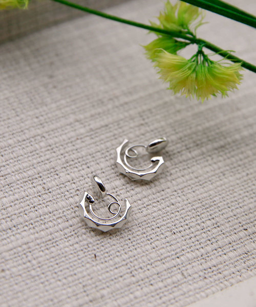 colleca la(コレカラ)の「miniループフィット・カットフープイヤリング(イヤリング・レディース・シルバー/ゴールド/ピンクゴールド・フリ-)」の2枚目の写真