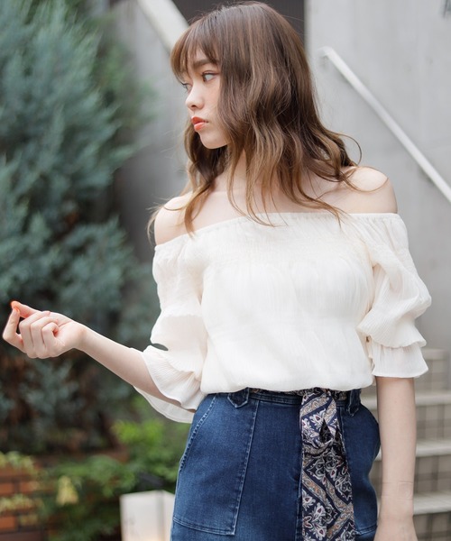 LIPSERVICE（リップサービス）の「マジョリカプリーツ2WAYオフショルトップス（Tシャツ/カットソー・レディース・アイボリー/ブラウン/ブラック・FREE）」の2枚目の写真