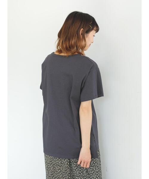 SLURR(スラ―)の「デザインプリントクルーネックドロップショルダーT(Tシャツ/カットソー・レディース・チャコールグレー/ライトベージュ/オフホワイト・FREE)」の20枚目の写真