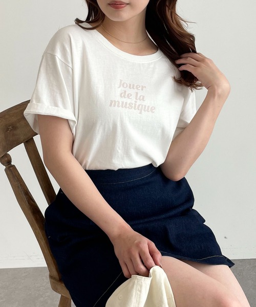 SLURR(スラ―)の「デザインプリントクルーネックドロップショルダーT(Tシャツ/カットソー・レディース・チャコールグレー/ライトベージュ/オフホワイト・FREE)」の1枚目の写真