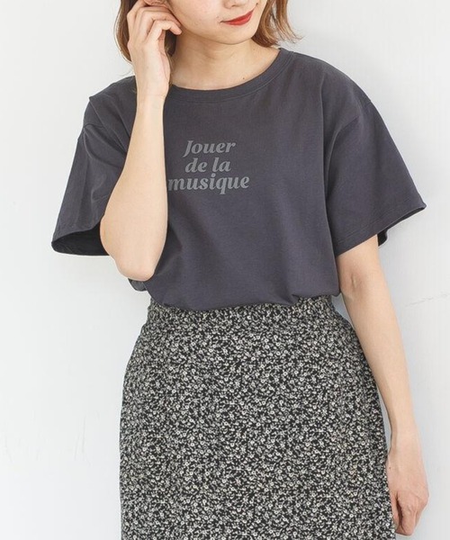 SLURR(スラ―)の「デザインプリントクルーネックドロップショルダーT(Tシャツ/カットソー・レディース・チャコールグレー/ライトベージュ/オフホワイト・FREE)」の2枚目の写真