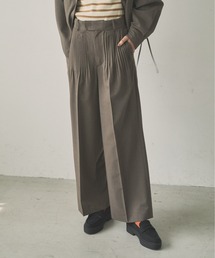 細タックストレートパンツ