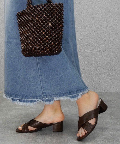 alala（アララ）の「パッテッドクロスミュール　◇（サンダル・レディース・ホワイト/ブラック/ブラウン/ブルー・LL/S/M/L）」の4枚目の写真