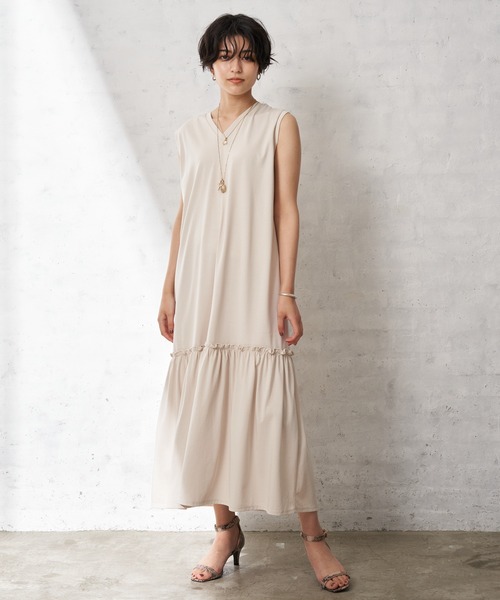 YECCA VECCA（イェッカヴェッカ）の「・裾ギャザーカットワンピース＊（ワンピース・レディース・チャコールグレー/イエロー/アイボリー・FREE）」の2枚目の写真