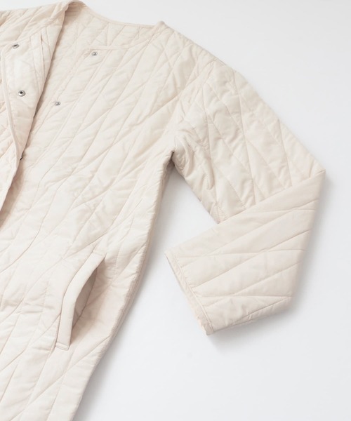 KBF+（ケービーエフプラス）の「KBF+　サイドスリットレイヤードコート∴∴（ノーカラージャケット・レディース・ベージュ/グレー・ONE）」の20枚目の写真