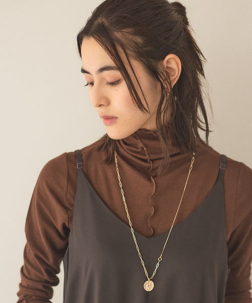 abahouse mavie(アバハウスマヴィ)の「メロウハイネックプルオーバー/レイヤードインナー(Tシャツ/カットソー・レディース・ブラウン/ブラック/パープル系その他/ホワイト/スモークピンク/ダークオレンジ/ライム/ライトグレー・フリー)」の4枚目の写真